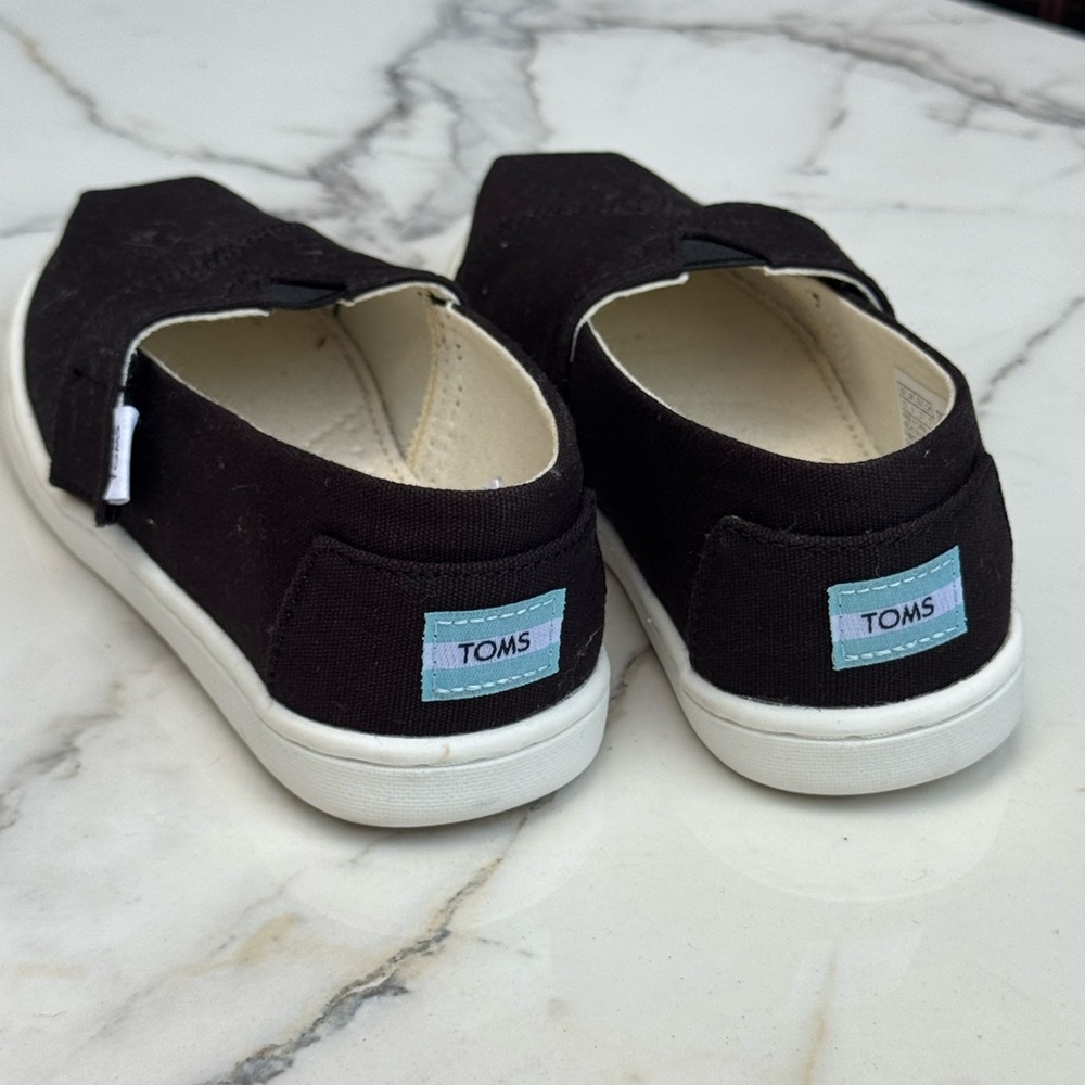 NWOT TOMS Kids Black Canvas Sneakers - Picture 6 of 8